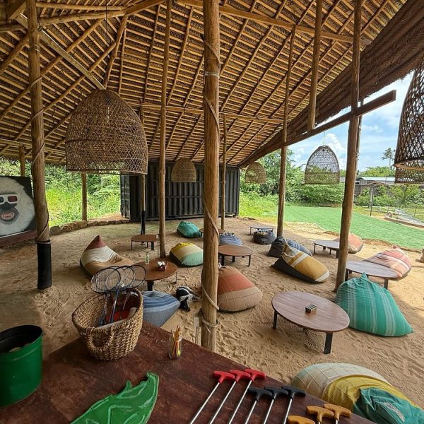 cozy-bar-at-swing-ceylon